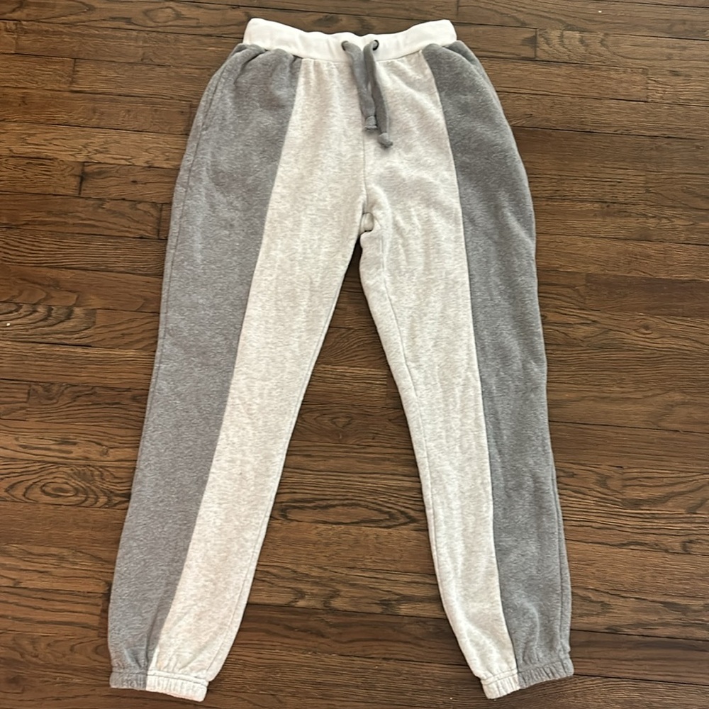 VINTAGE HAVANA grey design pocket drawstring sweat pants. 
Size Medium